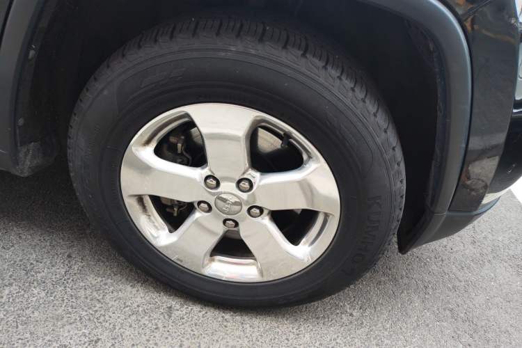 Used Jeep Grand Cherokee 2013 3.6L Comfort Navigation Edition Right Front Wheel Hub
