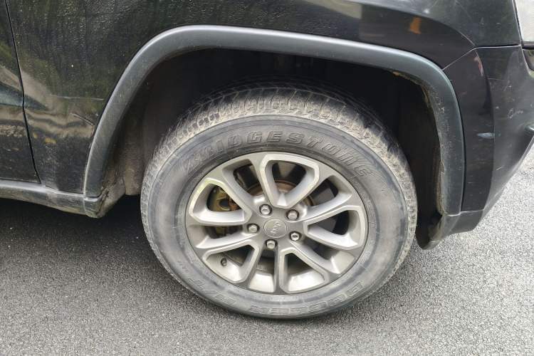 Used Jeep Grand Cherokee 2013 3.6L Luxury Navigation Edition Right Front Wheel Hub