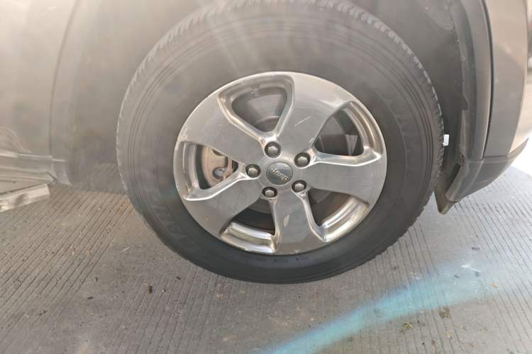 Used Jeep Grand Cherokee 2013 3.6L Comfort Edition Right Front Wheel Hub