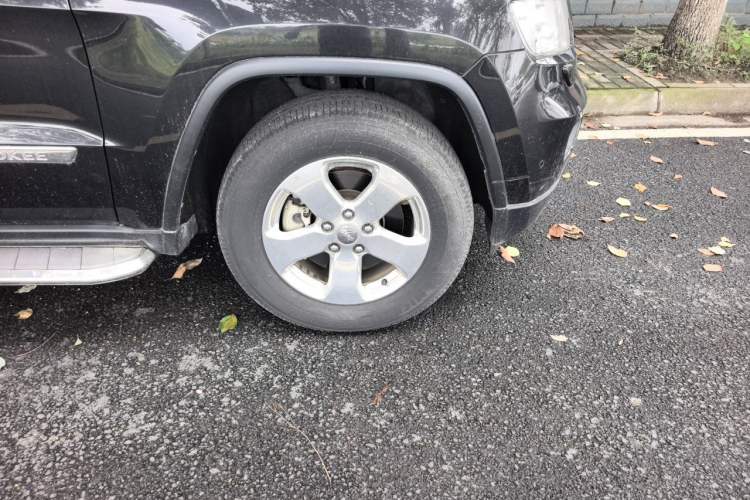 Used Jeep Grand Cherokee 2013 3.6L Comfort Navigation Edition Right Front Wheel Hub