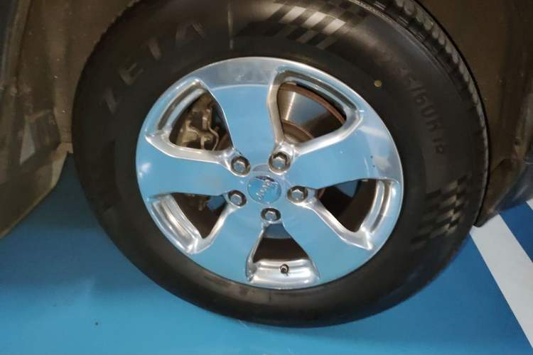 Used Jeep Grand Cherokee 2013 3.6L Luxury Navigation Edition Right Front Wheel Hub