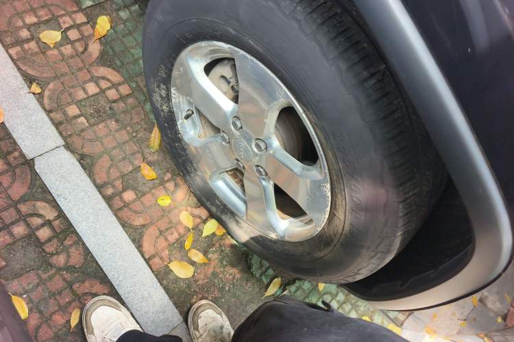 Used Jeep Grand Cherokee 2013 3.6L Comfort Navigation Edition Right Front Wheel Hub