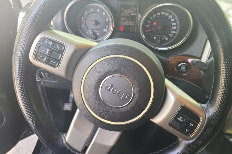 Used Jeep Grand Cherokee 2013 3.6L Comfort Navigation Edition Steering Wheel