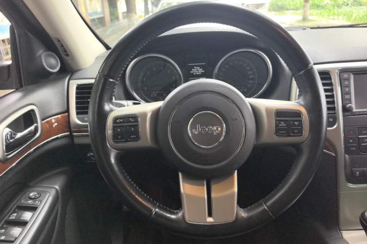 Used Jeep Grand Cherokee 2013 3.6L Comfort Navigation Edition Steering Wheel