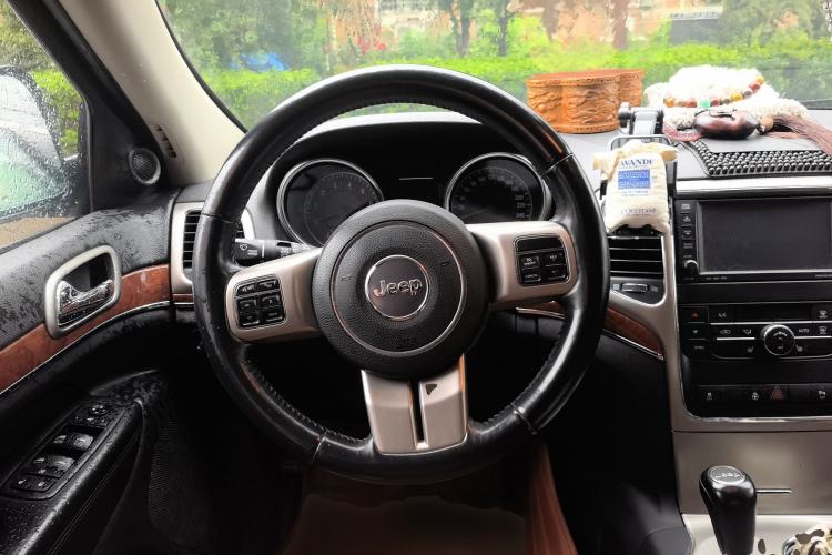 Used Jeep Grand Cherokee 2013 3.6L Luxury Navigation Edition Steering Wheel