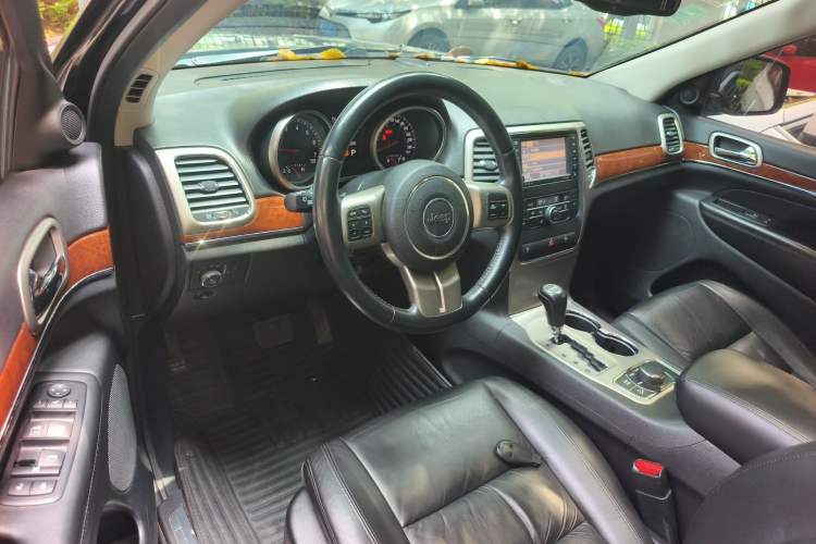 Used Jeep Grand Cherokee 2013 3.6L Comfort Navigation Edition Steering Wheel