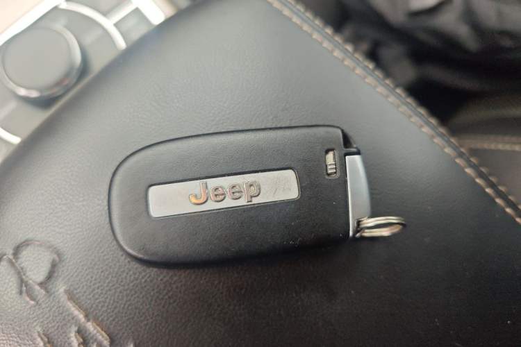 Used Jeep Grand Cherokee 2013 3.6L Luxury Navigation Edition Vehicle Key