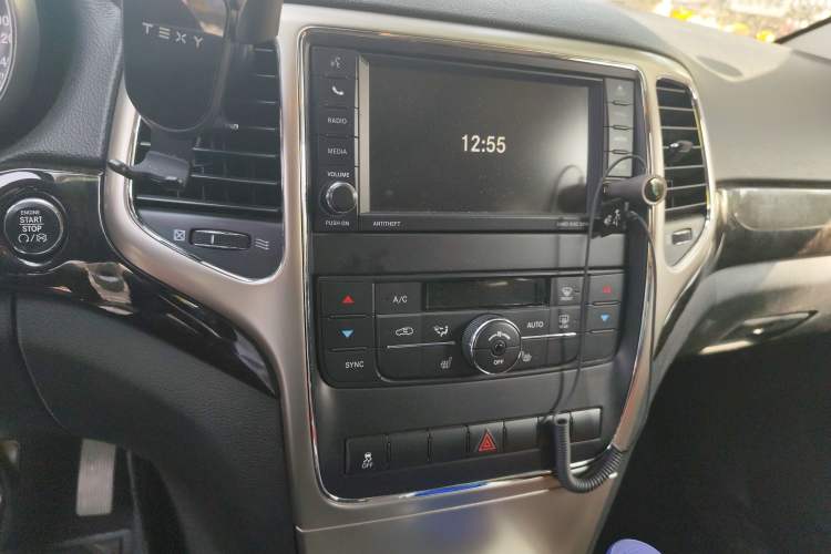 Used Jeep Grand Cherokee 2013 3.6L Comfort Edition Audio And AC Panel