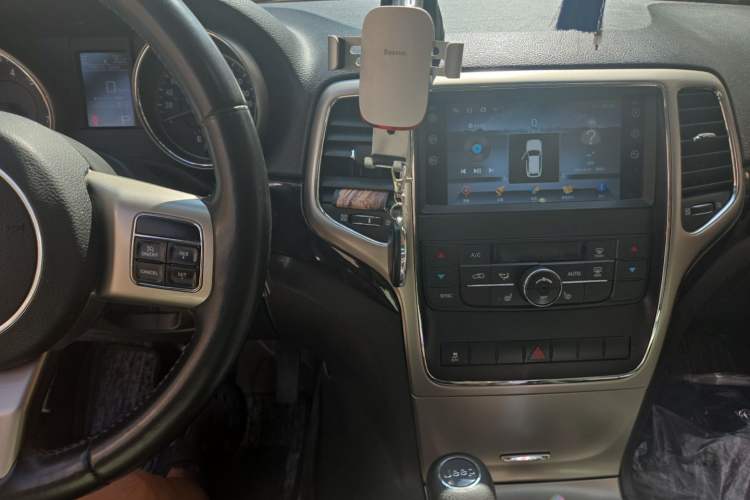 Used Jeep Grand Cherokee 2013 3.6L Comfort Edition Audio And AC Panel