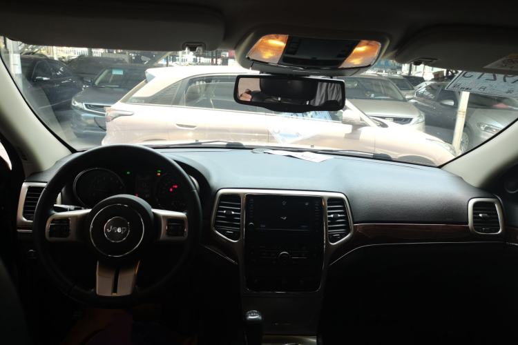 Used Jeep Grand Cherokee 2013 3.6L Comfort Navigation Edition Center Console