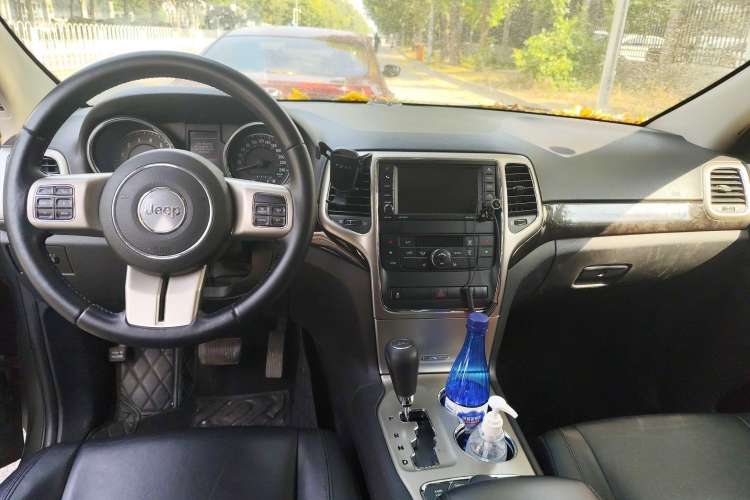 Used Jeep Grand Cherokee 2013 3.6L Comfort Edition Center Console