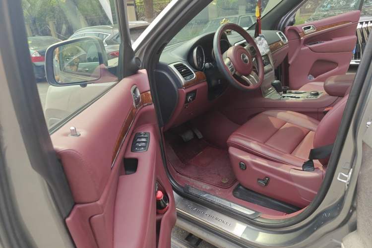 Used Jeep Grand Cherokee 2013 3.6L Comfort Navigation Edition Driver Seat