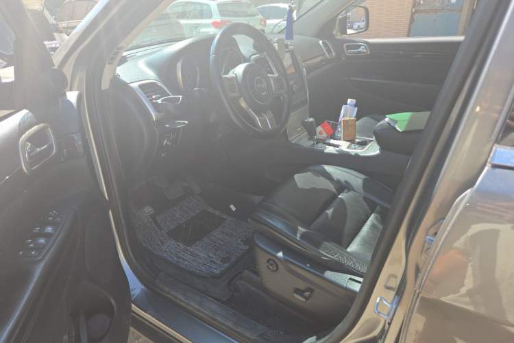 Used Jeep Grand Cherokee 2013 3.6L Comfort Edition Driver Seat