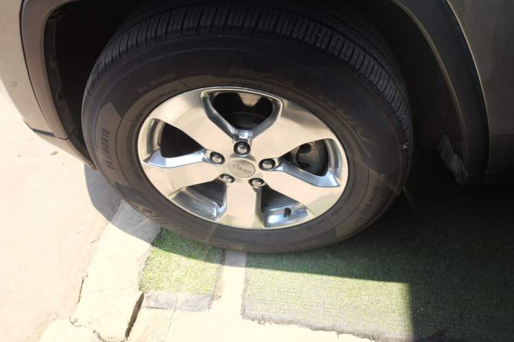Used Jeep Grand Cherokee 2013 3.6L Comfort Navigation Edition Left Front Wheel Hub