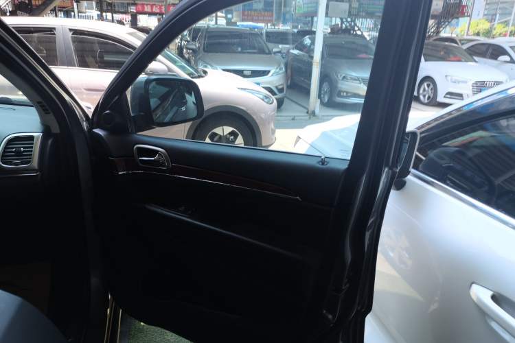 Used Jeep Grand Cherokee 2013 3.6L Comfort Navigation Edition Right Front Door Interior