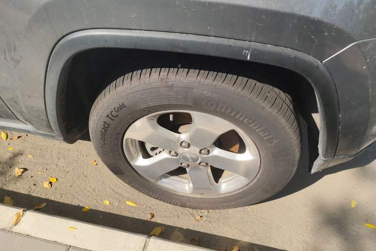Used Jeep Grand Cherokee 2013 3.6L Comfort Edition Right Front Wheel Hub