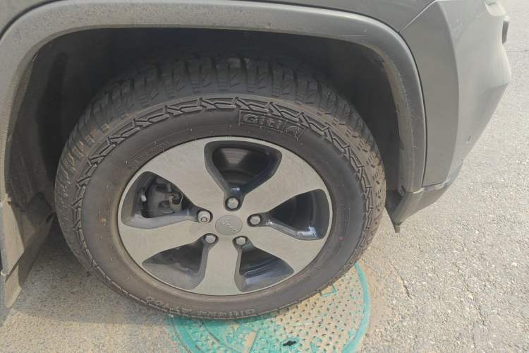 Used Jeep Grand Cherokee 2013 3.6L Comfort Navigation Edition Right Front Wheel Hub