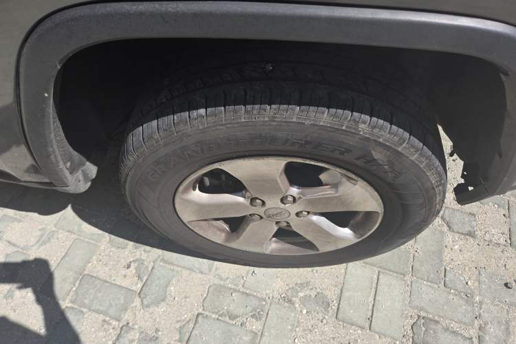Used Jeep Grand Cherokee 2013 3.6L Comfort Edition Right Front Wheel Hub