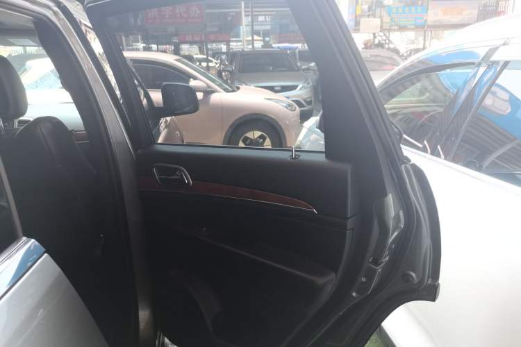Used Jeep Grand Cherokee 2013 3.6L Comfort Navigation Edition Right Rear Door Interior