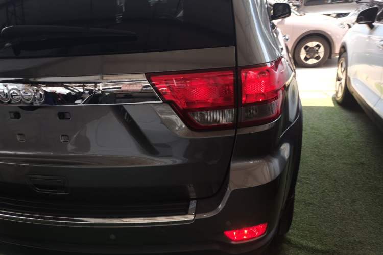 Used Jeep Grand Cherokee 2013 3.6L Comfort Navigation Edition Right Rear Taillight