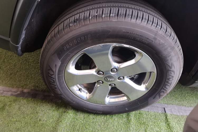 Used Jeep Grand Cherokee 2013 3.6L Comfort Navigation Edition Right Rear Wheel Hub