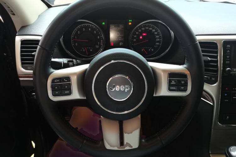 Used Jeep Grand Cherokee 2013 3.6L Comfort Navigation Edition Steering Wheel
