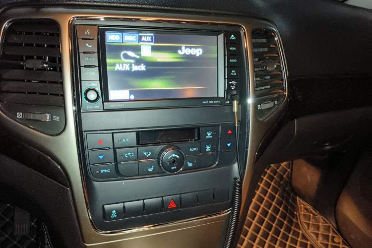 Used Jeep Grand Cherokee 2013 3.6L Comfort Edition Audio And AC Panel