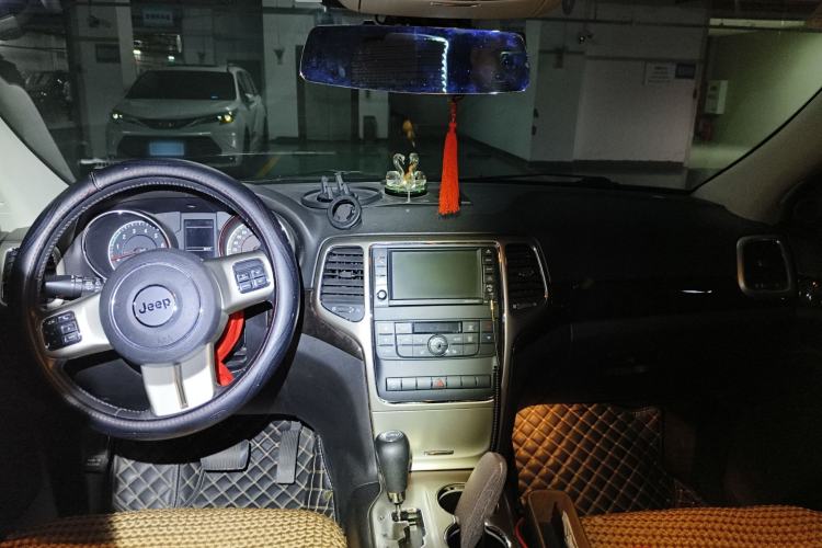 Used Jeep Grand Cherokee 2013 3.6L Comfort Edition Center Console