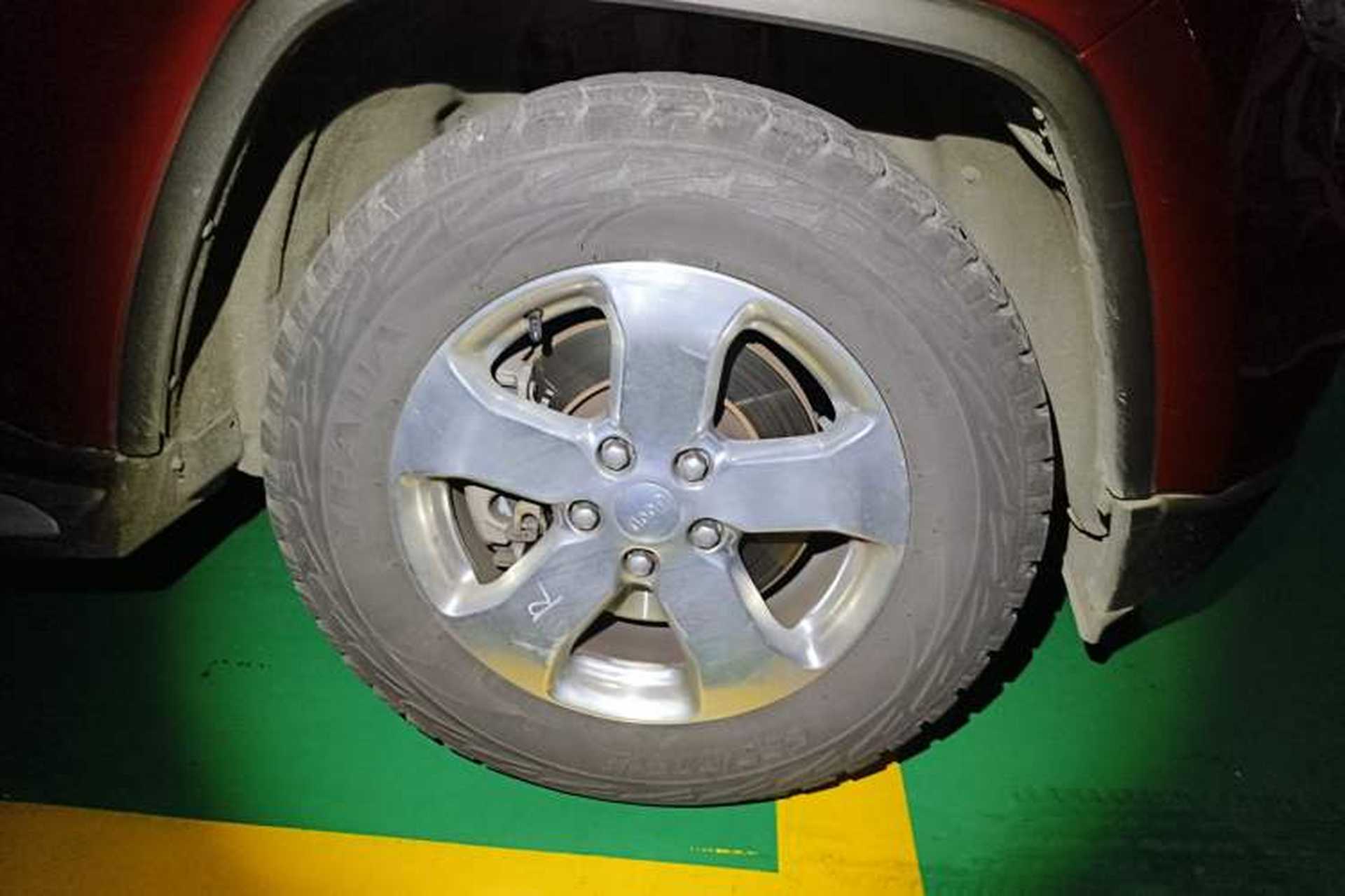 Used Jeep Grand Cherokee 2013 3.6L Comfort Edition Right Front Wheel Hub
