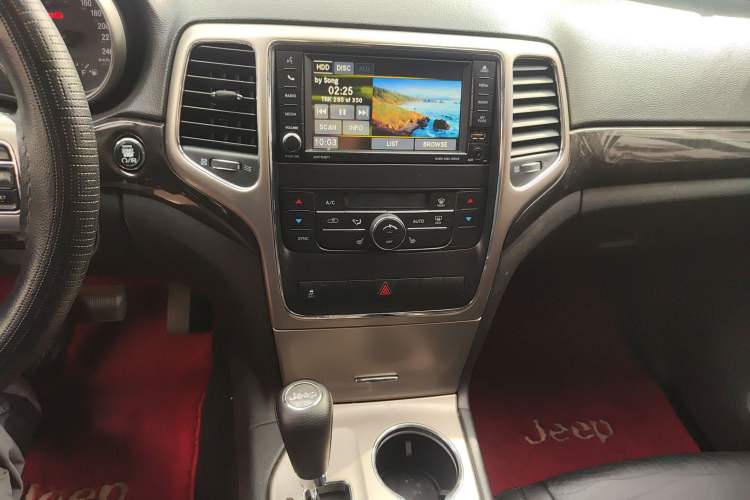 Used Jeep Grand Cherokee 2013 3.6L Comfort Edition Audio And AC Panel