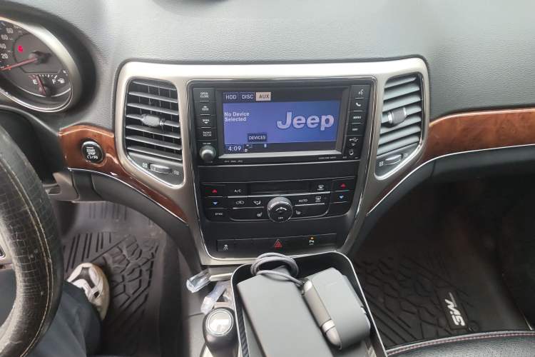 Used Jeep Grand Cherokee 2013 3.6L Comfort Navigation Edition Audio And AC Panel