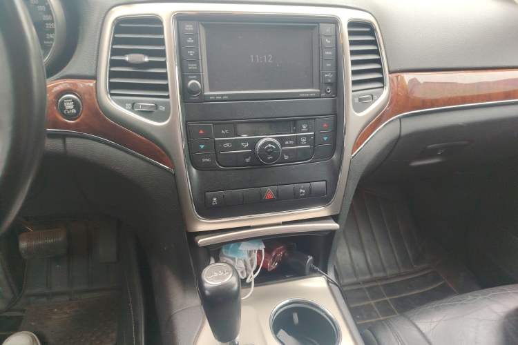 Used Jeep Grand Cherokee 2013 3.6L Comfort Navigation Edition Audio And AC Panel