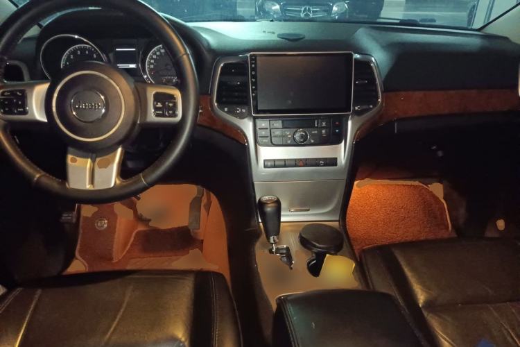 Used Jeep Grand Cherokee 2013 3.6L Comfort Navigation Edition Center Console