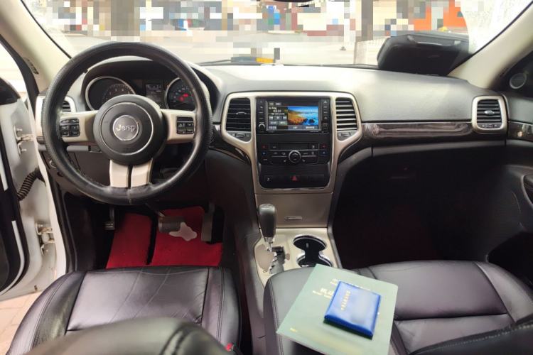Used Jeep Grand Cherokee 2013 3.6L Comfort Edition Center Console