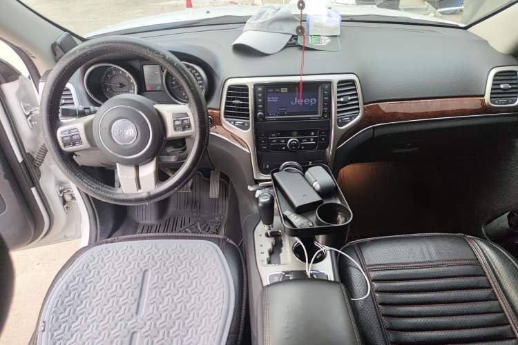 Used Jeep Grand Cherokee 2013 3.6L Comfort Navigation Edition Center Console