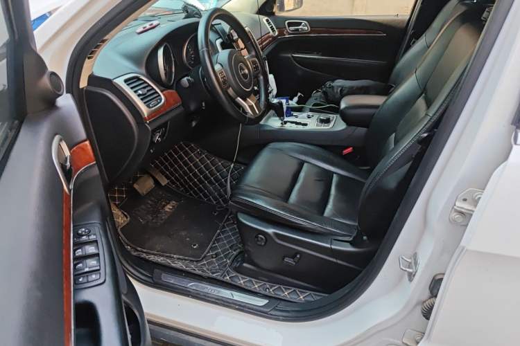 Used Jeep Grand Cherokee 2013 3.6L Comfort Navigation Edition Driver Seat