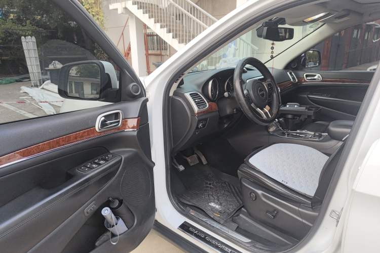 Used Jeep Grand Cherokee 2013 3.6L Comfort Navigation Edition Driver Seat