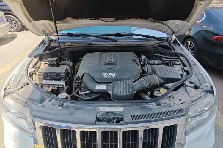 Used Jeep Grand Cherokee 2013 3.6L Comfort Navigation Edition Engine Bay