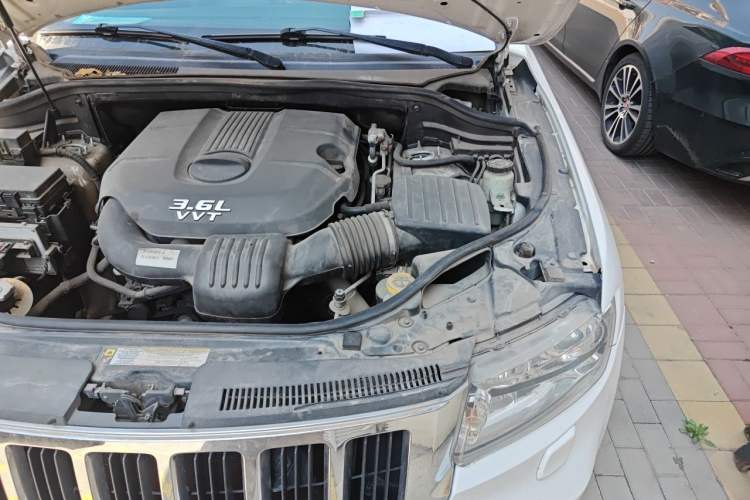 Used Jeep Grand Cherokee 2013 3.6L Comfort Navigation Edition Engine Bay Left