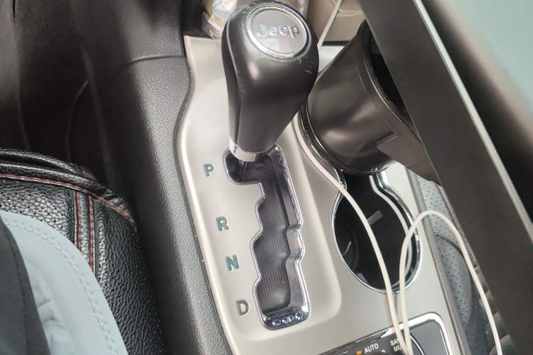 Used Jeep Grand Cherokee 2013 3.6L Comfort Navigation Edition Gear Lever