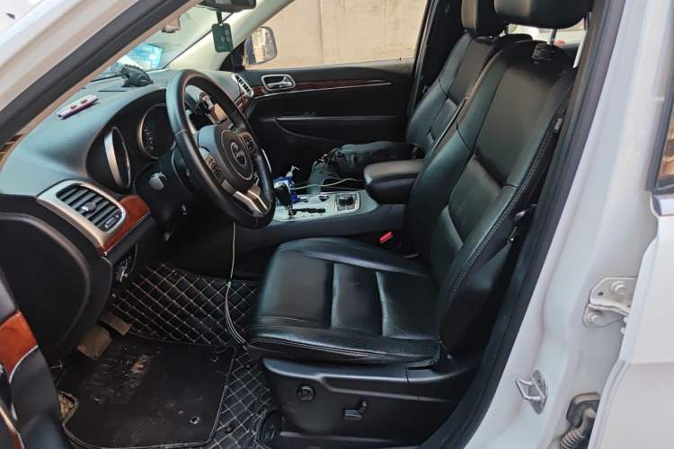 Used Jeep Grand Cherokee 2013 3.6L Comfort Navigation Edition Left Front Seat
