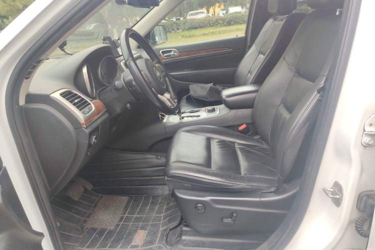 Used Jeep Grand Cherokee 2013 3.6L Comfort Navigation Edition Left Front Seat