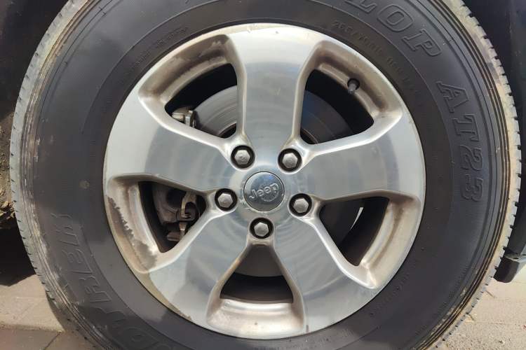 Used Jeep Grand Cherokee 2013 3.6L Comfort Edition Right Front Wheel Hub