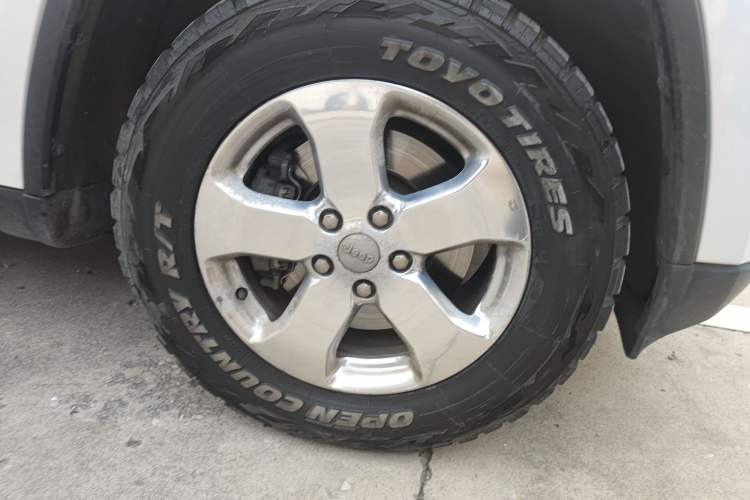 Used Jeep Grand Cherokee 2013 3.6L Comfort Navigation Edition Right Front Wheel Hub