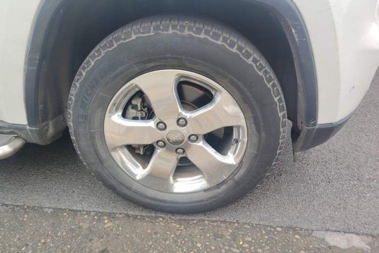 Used Jeep Grand Cherokee 2013 3.6L Comfort Navigation Edition Right Front Wheel Hub