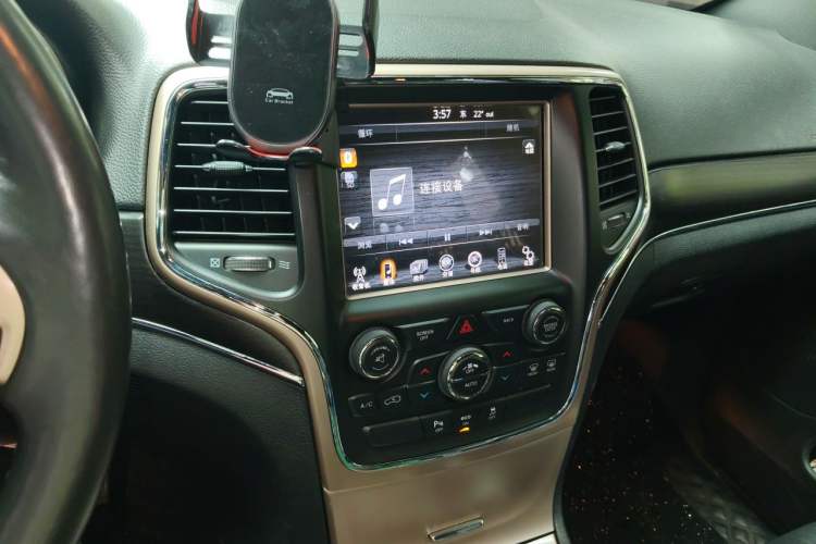 Used Jeep Grand Cherokee 2014 3.0L Comfort Navigation Edition Audio And AC Panel