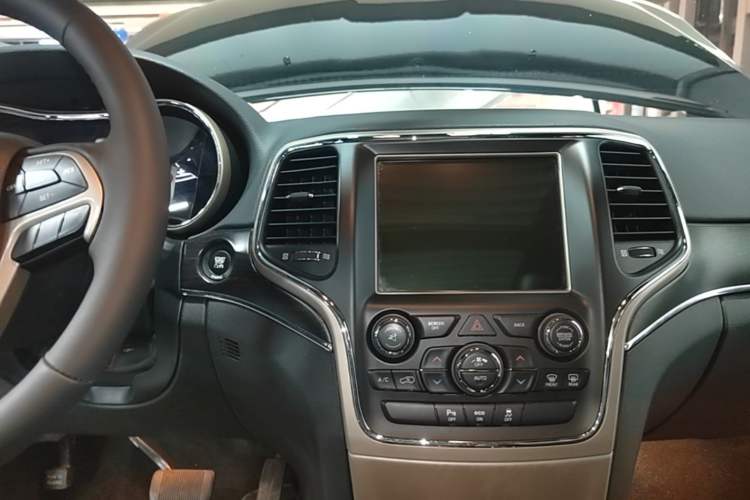 Used Jeep Grand Cherokee 2014 3.0L Comfort Navigation Edition Audio And AC Panel