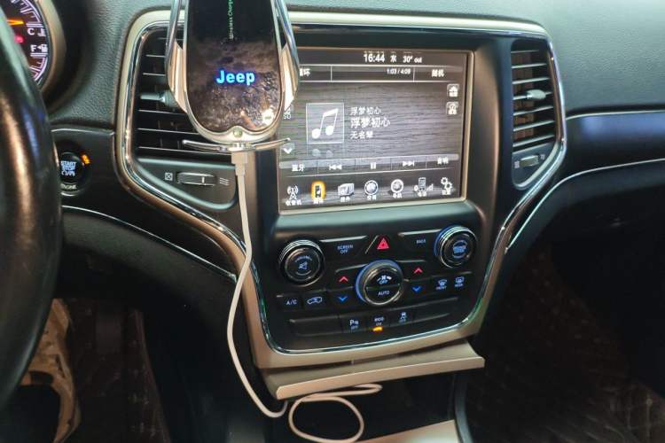 Used Jeep Grand Cherokee 2014 3.0L Comfort Navigation Edition Audio And AC Panel