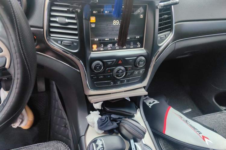Used Jeep Grand Cherokee 2014 3.0L Comfort Navigation Edition Audio And AC Panel