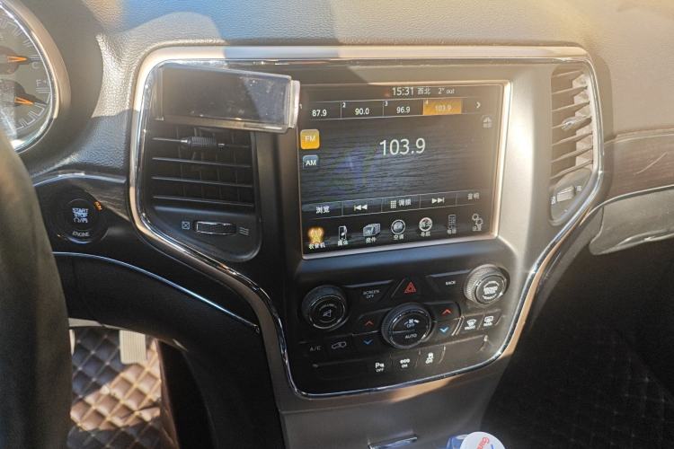 Used Jeep Grand Cherokee 2014 3.0L Comfort Navigation Edition Audio And AC Panel